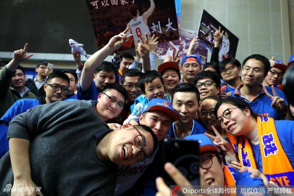 刘炜运球突破上海队球员的防守，尽管面对旧友，他依然全力以赴，用职业的态度表达对对手和球迷的尊重