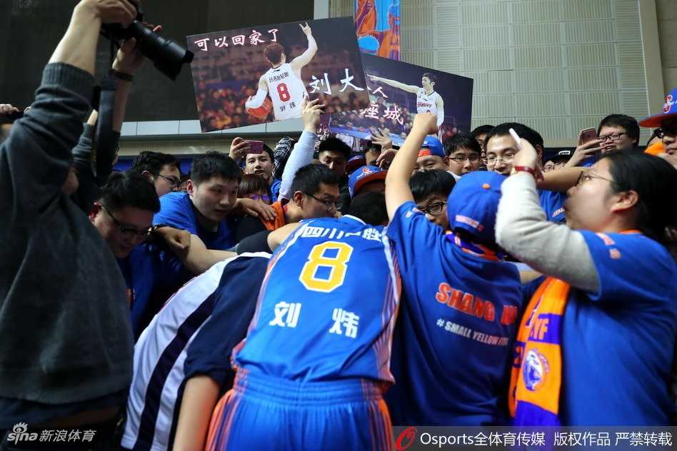 刘炜在球迷的簇拥下走向球员通道，他伸出手与看台上的球迷一一击掌，笑容温暖而灿烂，仿佛从未离开过这片主场