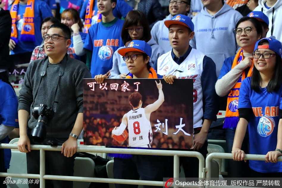 刘炜在比赛中运球突破，虽然身穿客队球衣，但控球节奏和坚毅眼神依旧是上海球迷记忆中最熟悉的模样