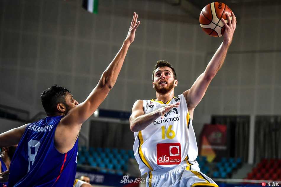 阿尔利雅得队核心球员昆西杜比在三人包夹的缝隙中强行突破，他身形灵动如同闪电，印度石油队两名防守球员只得伸臂干扰，却无法阻挡他前进的步伐。