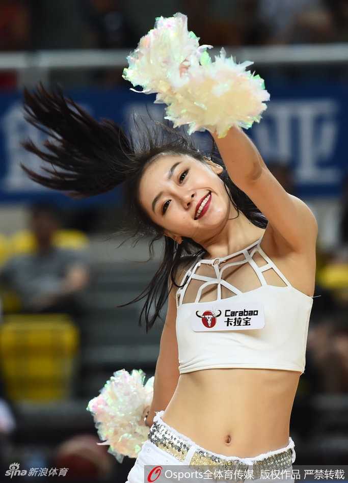 表演结束，队员们向观众席挥手致意，脸上的汗水在灯光下闪闪发亮，她们用敬业的态度和专业的表现，赢得了现场如雷的掌声与欢呼。