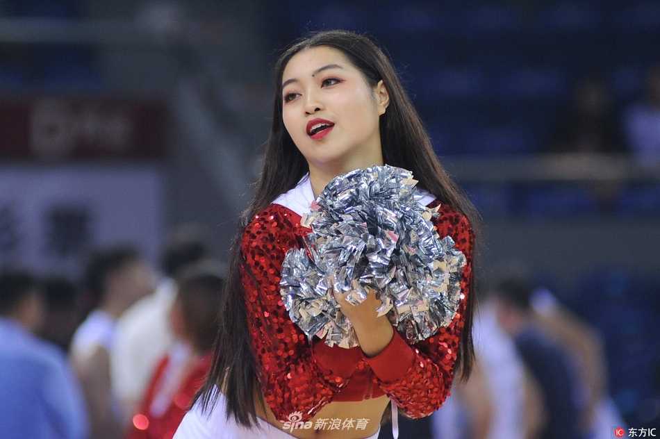 这是一次队形变换的瞬间，领舞者如众星捧月般被环绕在中央，她舒展的手臂和自信的表情极具感染力，展现了篮球宝贝作为赛场另一道风景线的专业与魅力。