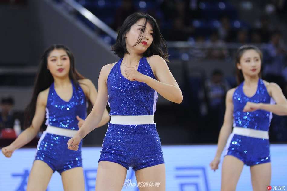 在蓝色的灯光下，五位啦啦宝贝排成一列纵队，她们身着红白相间的表演服，正在演绎一支充满力量感的爵士舞，修长的身姿和自信的眼神格外引人注目。