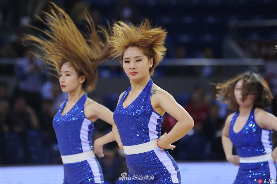 表演结束后，啦啦宝贝们向观众席挥手致意，她们身后的巨大比分牌还亮着114:108的最终比分，胜利的喜悦与表演的成就感在这一刻同时绽放。