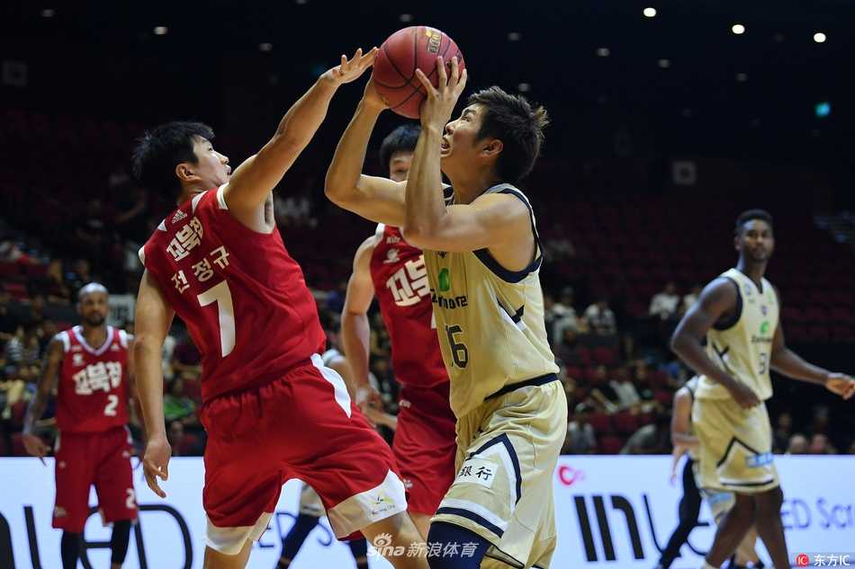 琉球黄金帝王与高阳猎户座的球员们在季军战中激烈拼抢，身着白色球衣的帝王队球员正试图突破猎户座黑色防线的围堵。