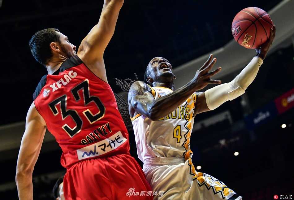 广厦队魂林志杰在三分线外高高跃起，坚定地出手三分，篮球在空中划过一道美丽的弧线直奔篮筐