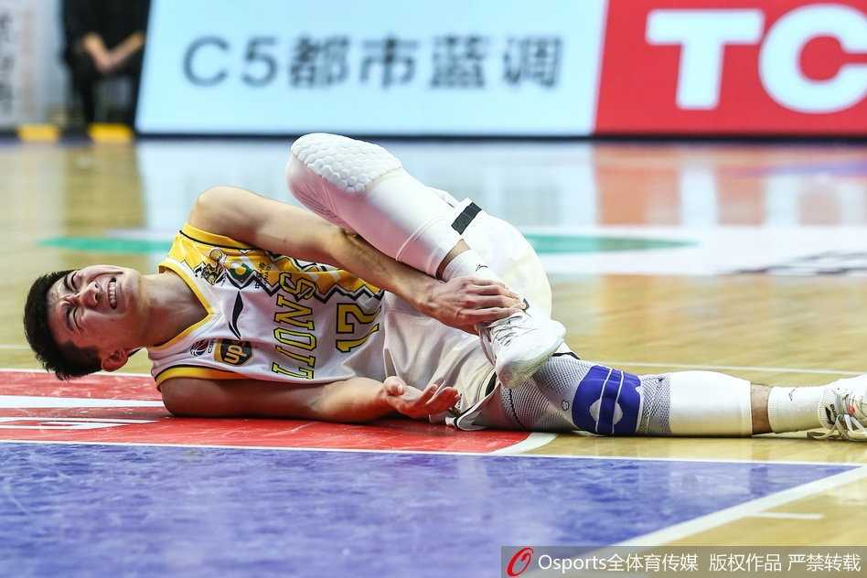 广厦队医紧急进场为孙铭徽检查伤情，孙铭徽坐在地上神情痛苦茫然，周围的球员们神色凝重地注视着这一幕