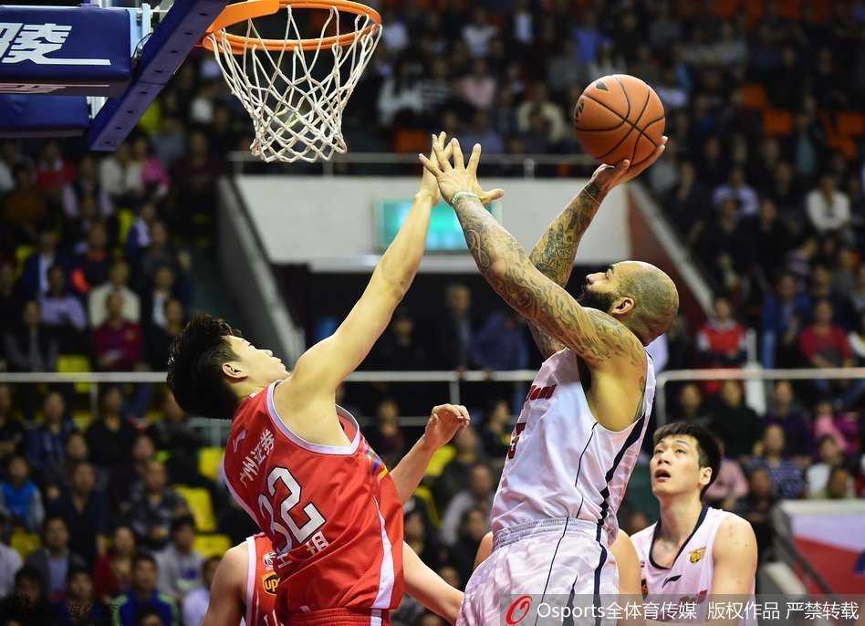 周鹏跳起接球，身体在空中舒展，像一张拉满的弓，蓄势待发。