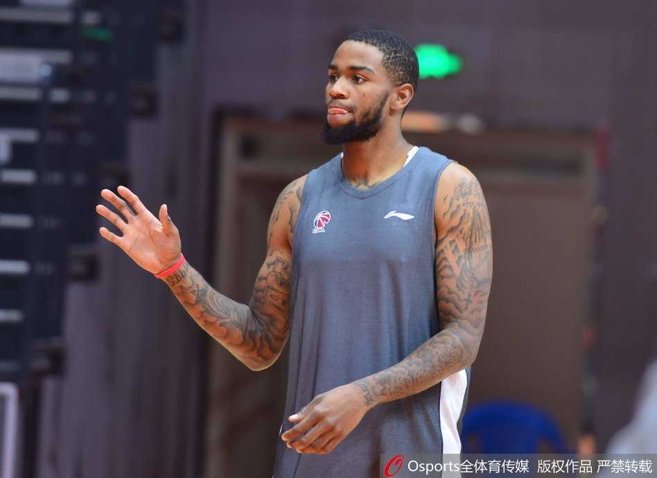 新疆队全体队员围成圆圈，肖恩朗站在中间双手握拳大吼，全队士气高涨，球鞋摩擦地板的痕迹记录着训练的艰苦