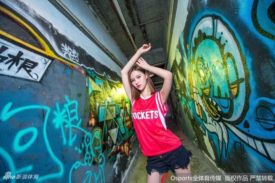 火箭生涯中的那一抹红颜知己 女球迷高举着精心制作的应援牌,上面写着对周琦的祝福。在异乡的赛场上,这份来自祖国的支持显得尤为珍贵和温暖。