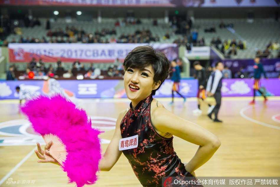 镜头特写捕捉到啦啦宝贝的曼妙身姿，红色短裤随着热舞的节奏摇摆，将女性的曲线美与活力四射的动感完美融合，散发出自信耀眼的魅力。