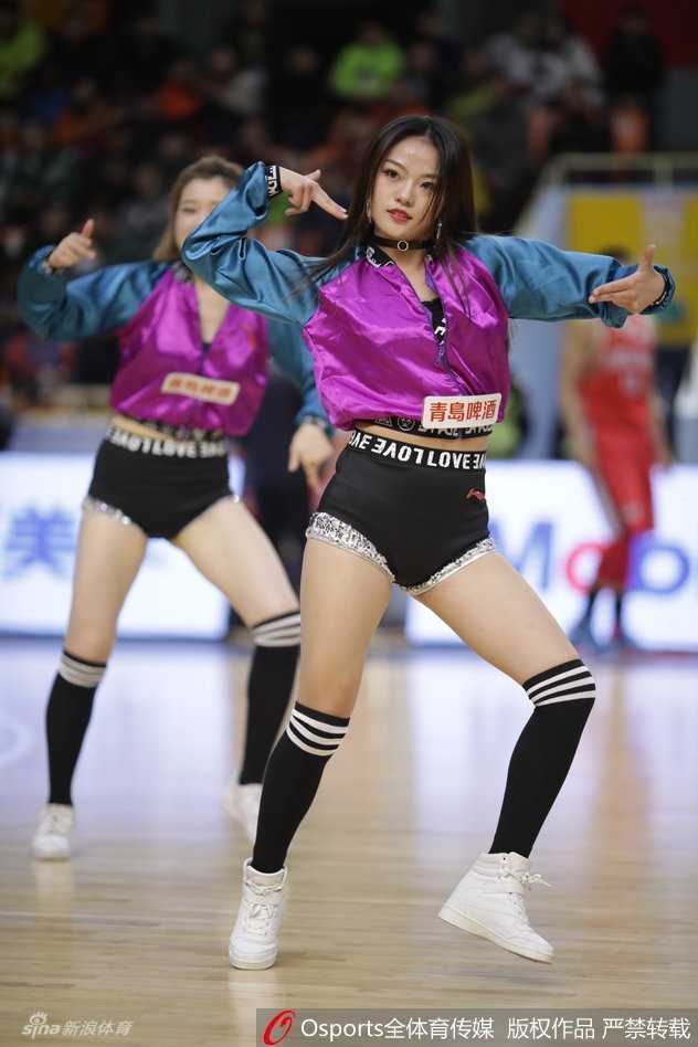 辽宁啦啦宝贝集体亮相，她们身着喜庆红装，身材傲人，在欢快的节奏中送上新春祝福，将中国传统节日的喜庆与赛场的澎湃活力一同点燃。