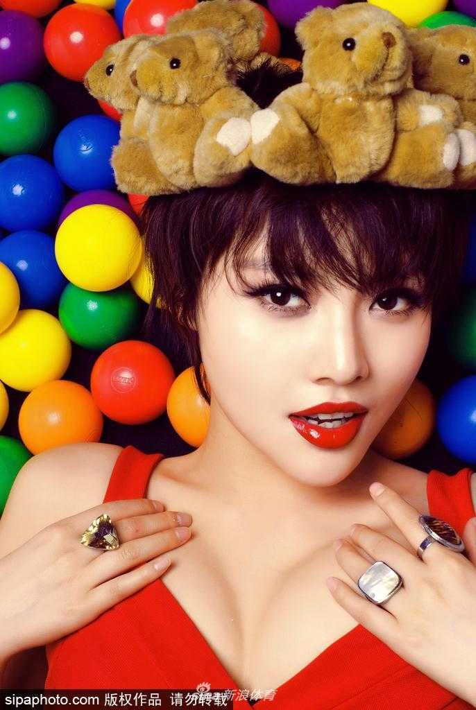 她轻咬下唇，眼神迷离地望向镜头，黑色蕾丝衬托下的肌肤更显白皙，尽显妩媚风情