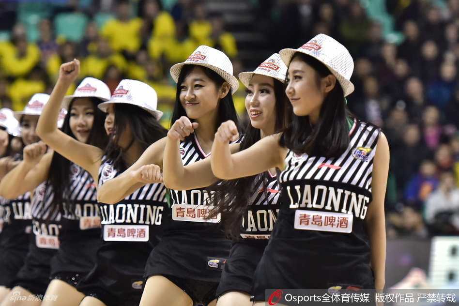 露背装勾勒曼妙背影，妩媚多姿，回眸之间风情万种。