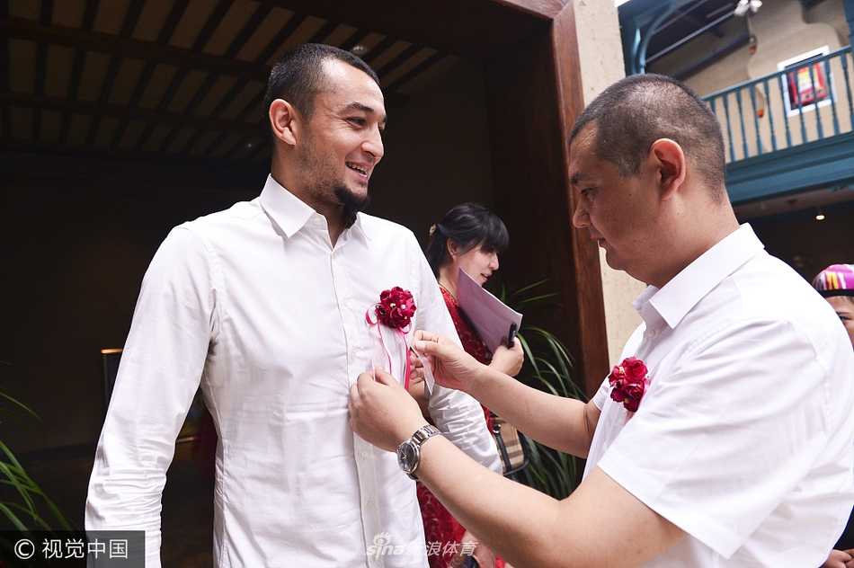 烤肉三分王,疆味梦之队:西热力江的牧羊先生开张 金黄酥脆的烤全羊被推上餐桌,这是牧羊先生献给食客的最高礼遇