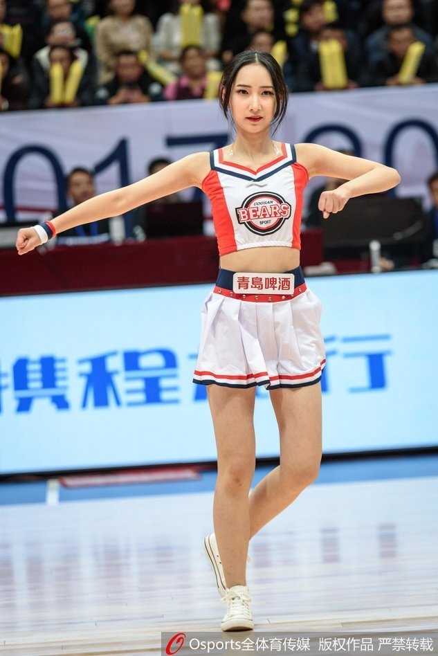 即使是候场的间隙，宝贝们脸上依然挂着标志性的微笑，相互鼓励，准备为下一次暂停奉献精彩表演