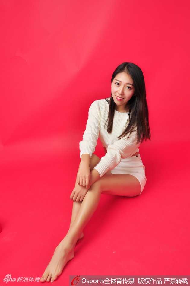 热舞燃情,不负热爱:探寻山东男篮炫舞团啦啦队的台前幕后 队员在镜头前展露修长身材,简洁的运动风装扮衬托出健康力量之美,姿态自信而优雅