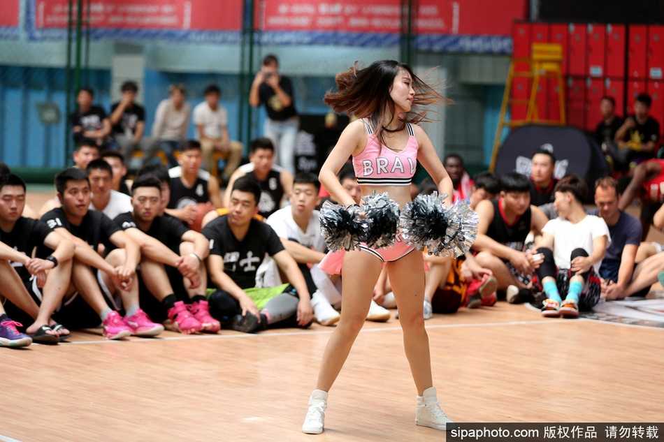 一位篮球宝贝在进行高难度动作时肩带不慎滑落，她临危不乱，依然保持着自信的微笑，展现出极强的专业应变能力。