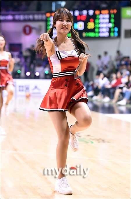 在赛场灯光聚焦下, 啦啦队员伴随着音乐节奏转身挥动手臂, 即使处于赛场角落也始终保持饱满的热情