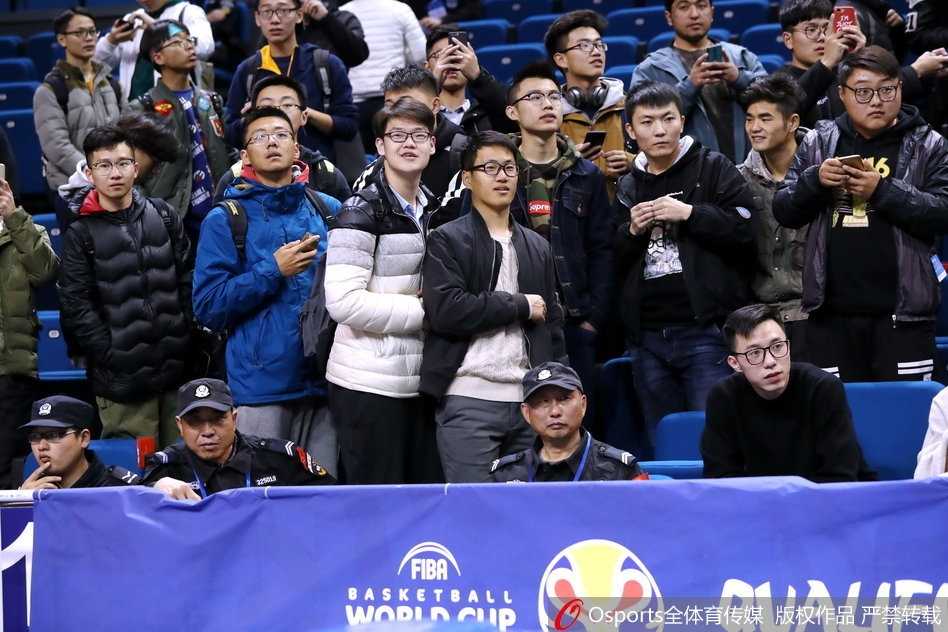 热血染红韩国客场,男篮世预赛球迷燃情助威谱写战歌 铁杆球迷团体敲响战鼓,赤膊上阵的领鼓人肌肉线条分明,每一次击鼓都仿佛敲在心脏上