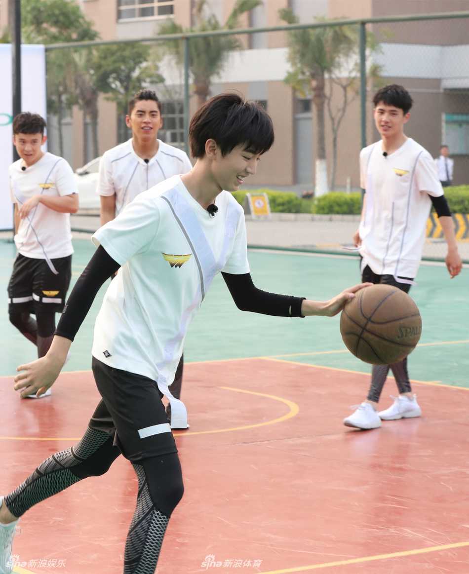 王俊凯眼神凌厉如闪电，运球突破防线，飞扬的衣角掀起球场青春风暴