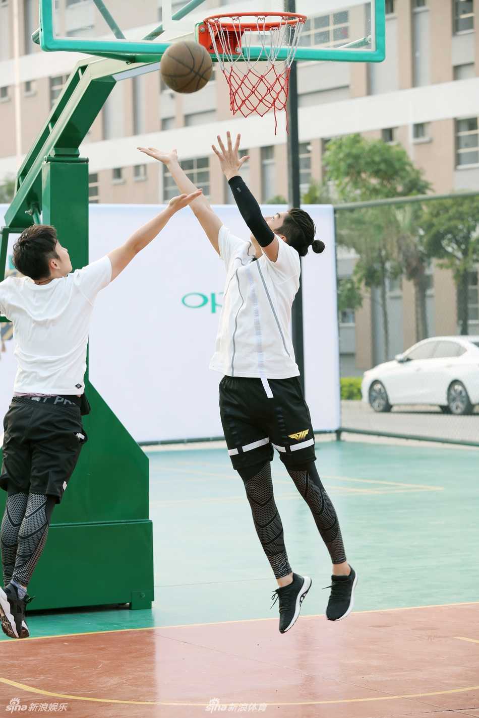王俊凯刘昊然双人包夹王大陆，三人在篮下肌肉碰撞火花四溅，球鞋摩擦地板发出尖锐声响