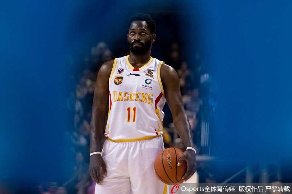 韩德君在八一队内线高高跃起，双手暴扣，巨大的身躯在空中宛如一座移动的铁塔。