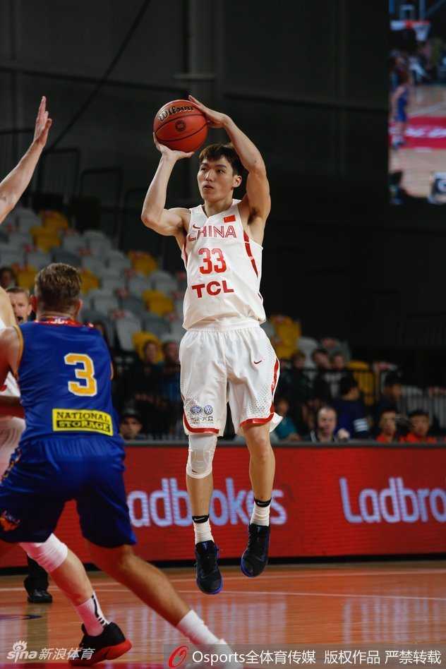 铁血悍将李根无视防守，如战车般碾入篮下强起，展现出惊人的核心力量。