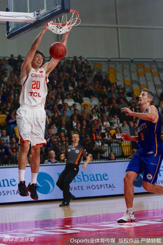 队长韩德君篮下背身强攻，用庞大的身躯扛开防守，为球队凿开得分血路。