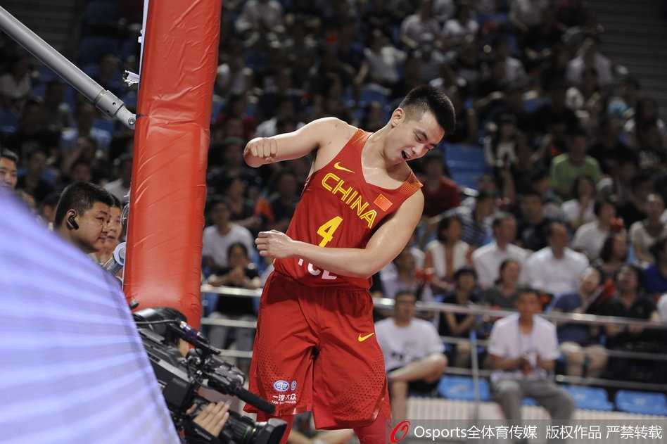 发泄过后，赵继伟迅速整理情绪，眼神重新变得专注而坚定，他拍了拍手，转身再次投入战斗，这一刻的自我激励成为他成长的注脚。