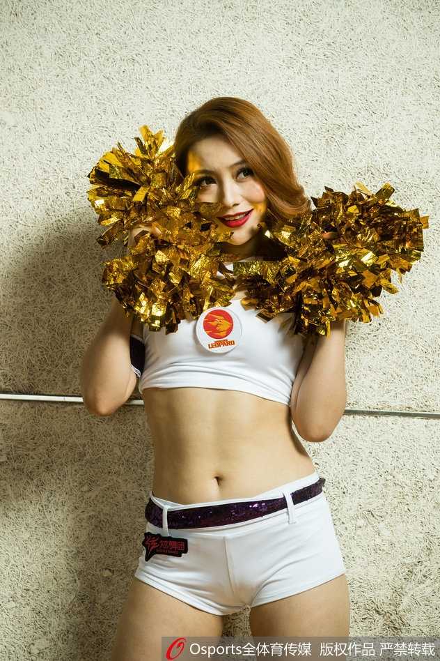 全队啦啦队员在比赛结束后于场中央围成一圈，向四周看台的观众鞠躬致意，球馆的穹顶灯光洒在她们身上，画面温暖而感人。