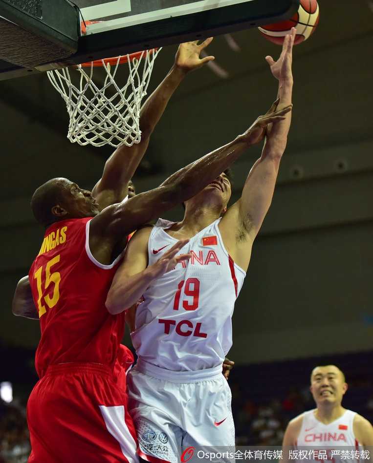 内线卡位瞬间，韩德君与对方中锋手臂纠缠在一起，肌肉碰撞的张力透过屏幕都能感受到，双方都在为争夺有利位置拼尽全力。