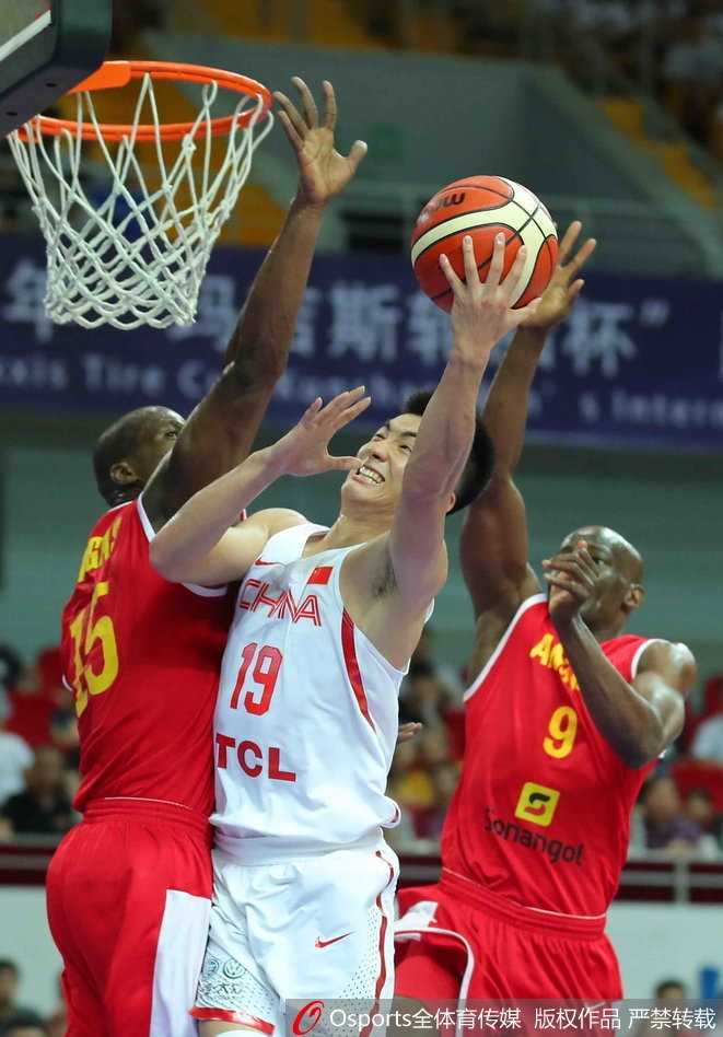 郭艾伦运球快速推进发动反击，他压低重心，眼睛观察着前方的防守站位和队友的跑动路线，随时准备加速过人。