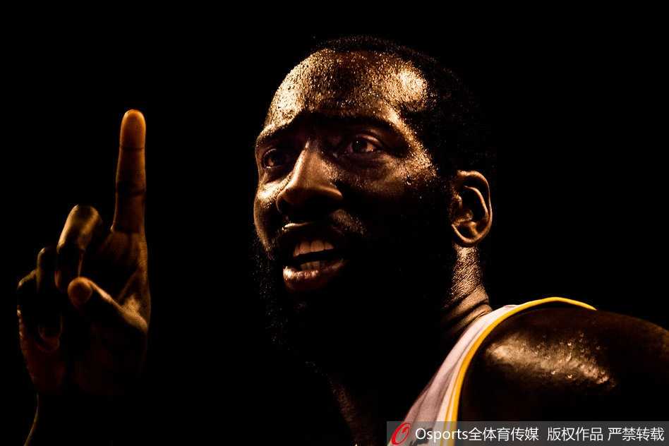 任骏飞隔着防守球员完成暴力劈扣，全场观众为之沸腾，定格了力量与技巧的完美结合