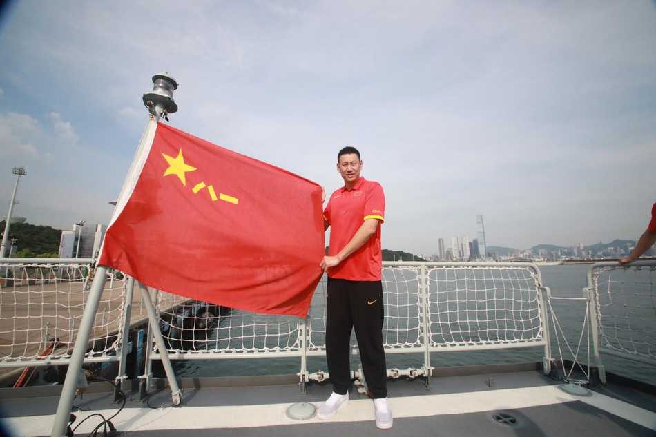 热血铸军魂 篮球传友谊 中国男篮红队深情探访驻香港部队 男篮队员们登上威武的惠州舰,他们好奇地触摸着舰艇上的装备,与英姿飒爽的海军官兵热情交流,共同在甲板上留下充满探索与敬意的瞬间。