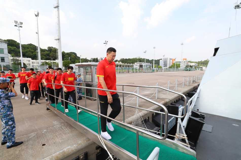 热血铸军魂 篮球传友谊 中国男篮红队深情探访驻香港部队 在热烈的掌声中,中国男篮红队副领队毛永强与驻港部队官兵代表交换象征荣誉与友谊的队旗,两支队伍的手紧紧握在一起,定格下军民团结的动人画面。