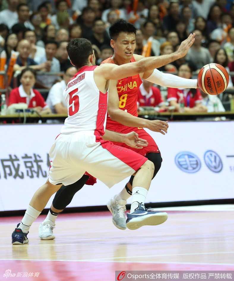 热血长春:男篮红队逆转伊朗迎来首胜,青春风暴席卷冰城 李楠指导在场边拉着阿不都沙拉木的手,神情专注地进行战术布置,眼神中充满了对这位年轻锋线的信任与期待。