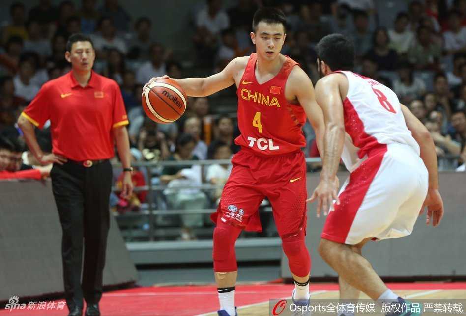 热血长春:男篮红队逆转伊朗迎来首胜,青春风暴席卷冰城 赵继伟冷静地观察着场上局势,双手娴熟地运球,犹如赛场上的指挥官,试图撕开伊朗队的防线。