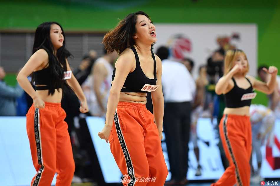 赛后，啦啦宝贝们簇拥在一起，比出胜利的手势，笑容灿烂。她们用自己的方式，庆祝球队的开门红，也为这个精彩的CBA之夜画上了圆满的句号。
