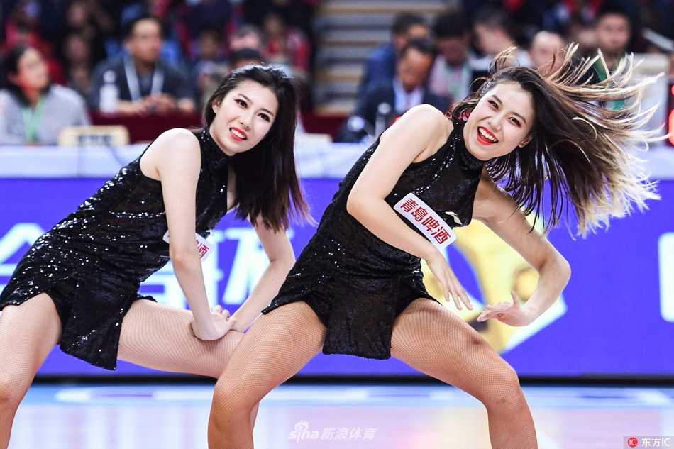 队形变换中，一名队员被队友高高托起，她微笑着向观众挥手致意，自信与阳光感染了在场的每一个人，将赛场氛围推向高潮。