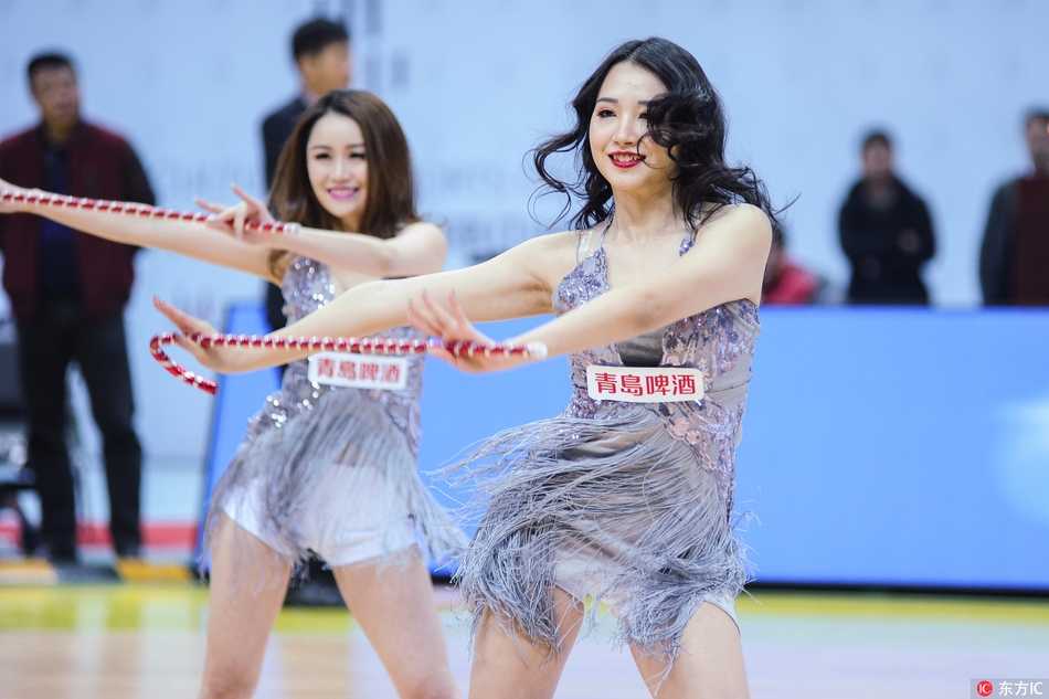 近景镜头下，宝贝们甜美可爱的面容与酷炫的手杖形成鲜明对比，飞扬的发丝和自信的眼神里，写满了属于篮球宝贝的青春活力与专业素养。