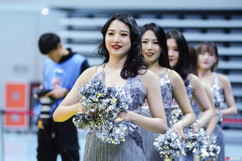 表演进入高潮，所有宝贝一齐将手杖高高抛起又稳稳接住，这一高难度动作引得全场惊呼。她们脸上洋溢的灿烂笑容，比场内的灯光更加耀眼夺目。