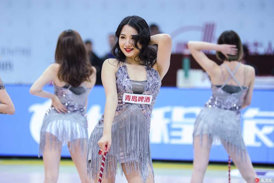 表演结束后，宝贝们手牵手向全场观众鞠躬致意。此时大屏幕上正打出“肯帝亚”的字样，她们与身后这支创造黑马奇迹的球队一起，成为了这个夜晚苏州体育中心最闪亮的明星。