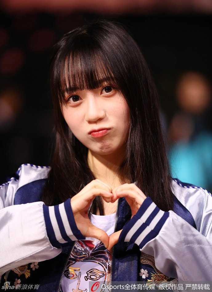 少女们整齐划一地做着热身动作，格子裙摆随着节奏轻轻摆动，仿佛将星梦剧院的舞台搬到了热血沸腾的CBA赛场。