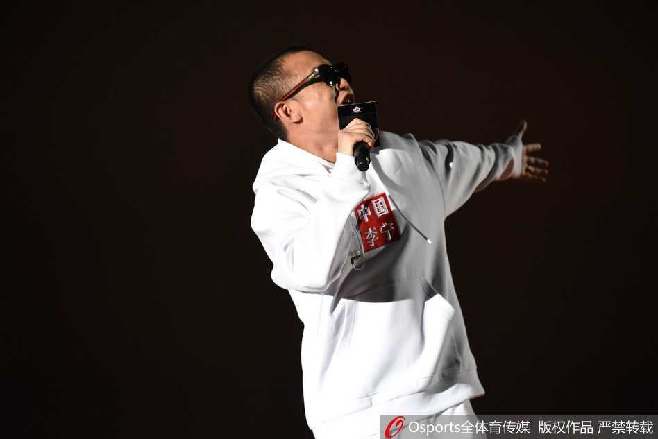 星锐赛上，年轻的球员们肌肉碰撞、挥汗如雨，清华大学与职业新锐的交锋火花四溅，这是校园篮球与职业篮球的一次意义非凡的握手与对话。