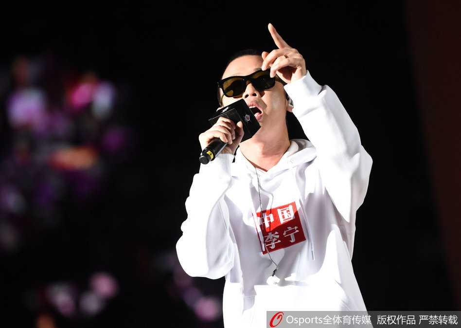 人气偶像李易峰现身看台，露出阳光帅气的笑容，他不仅是全明星赛的颜值担当，更是丁彦雨航的忠实粉丝，跨界联动让篮球之夜星光熠熠。