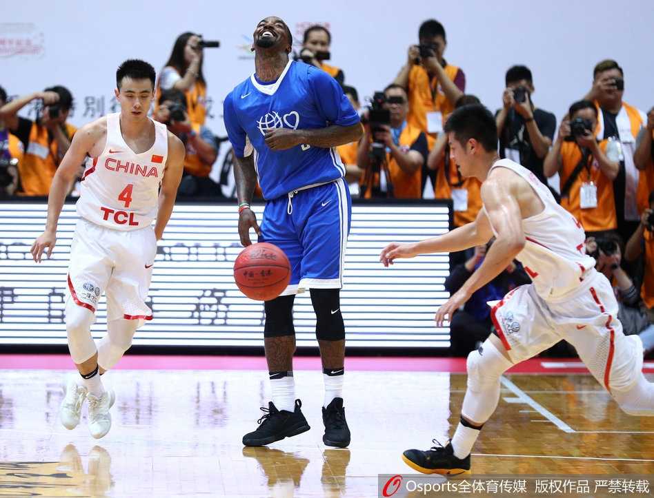 赛后的红磡体育馆内，中美球员与可爱的孩子们手拉手围成一圈，共同向观众致谢，篮球在这一刻成为传递爱心的语言