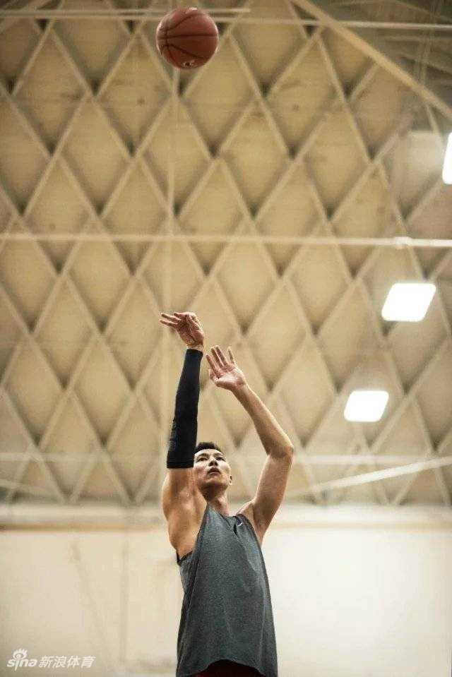 易建联高高跃起，在空中完成标准的投篮姿势，出手点极高，令对手难以封盖。