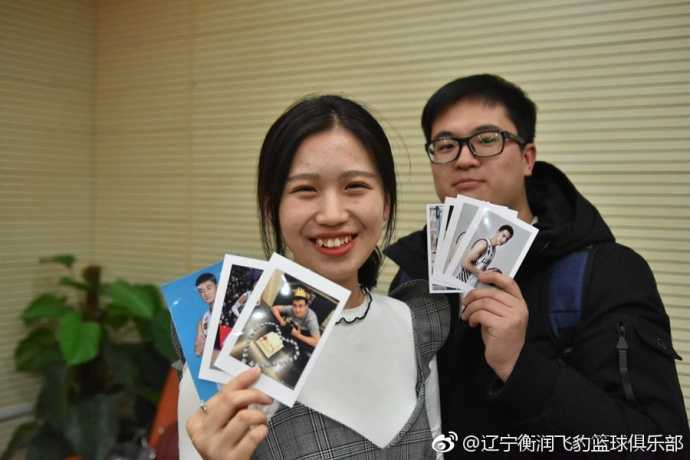 犹他高原的蓝色风暴:回看爵士胜快船之战 快船核心格里芬背身单打,肌肉碰撞间仿佛要把怒火倾泻在盐湖城的禁区之内。