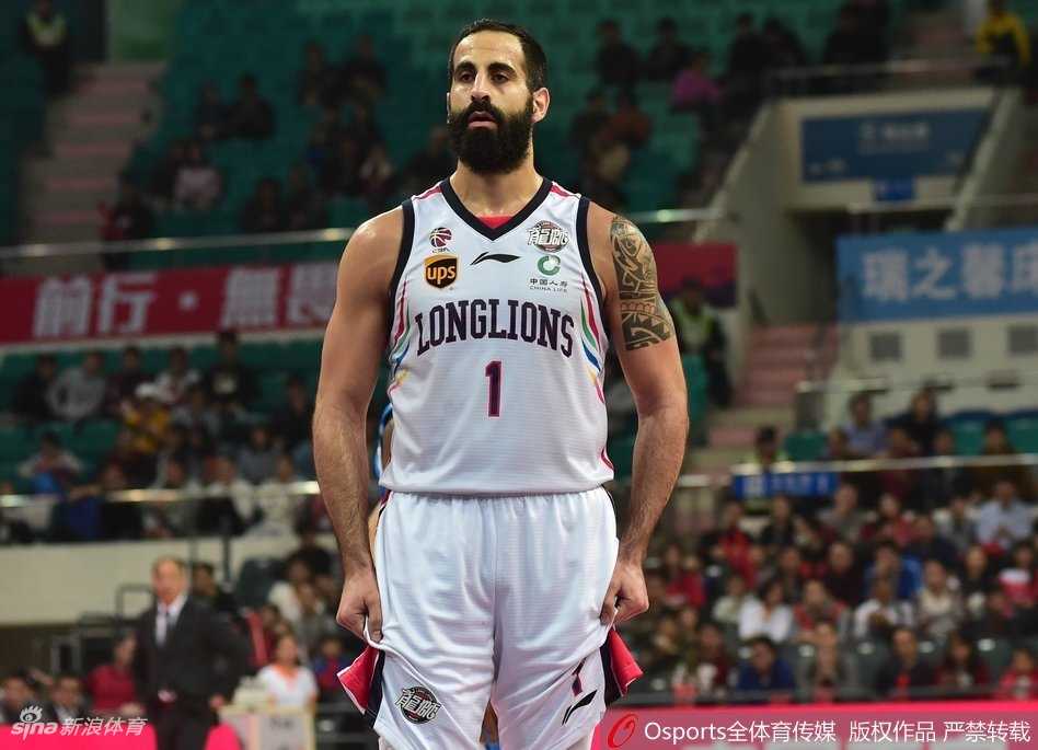 狂轰九十三分!广州三外援联手射落青岛,主场豪取三连胜 汉斯布鲁篮下卡位强吃对手,利用强壮身体顶开防守后大力灌筐,宣示内线主权